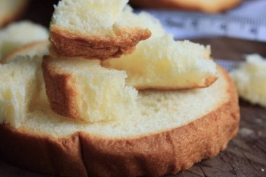 Ahşap üzerine dilim ekmek