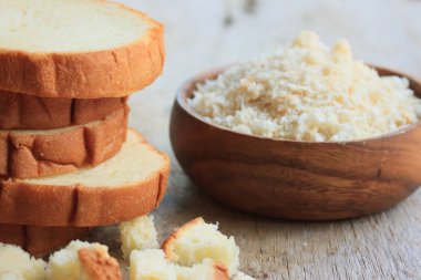 Ahşap üzerine ekmek kırıntısı