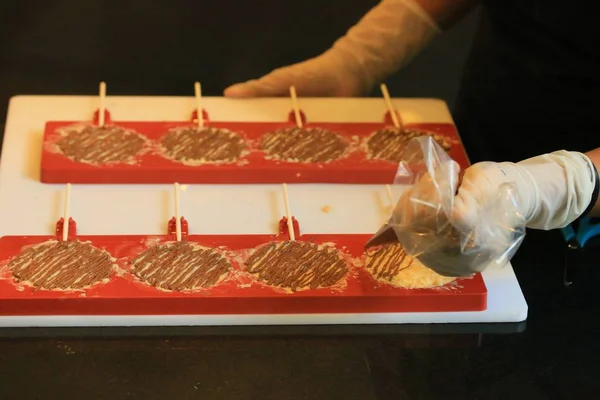 Aanbrengen van zoete chocolade — Stockfoto