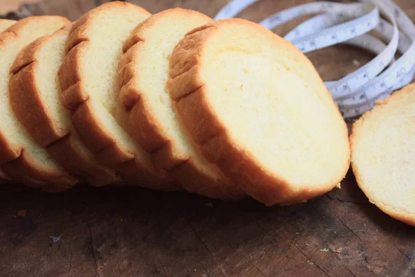 Krajíc chleba na dřevo — Stock fotografie