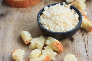 Ahşap üzerine ekmek kırıntısı