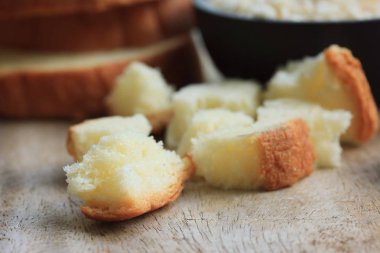 Ahşap üzerine ekmek kırıntısı