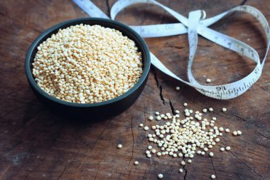 Ahşap üzerine quinua tohumları