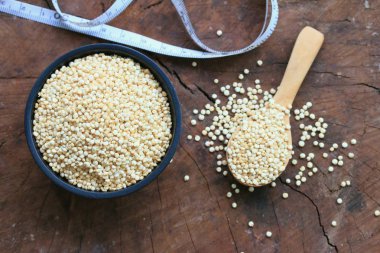 Ahşap üzerine quinua tohumları