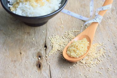 pişmiş pirinç ve quinua 