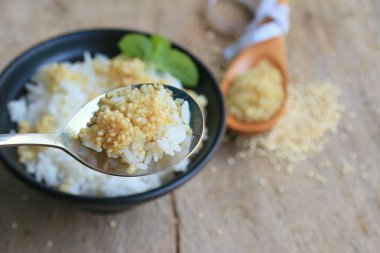 pişmiş pirinç ve quinua 