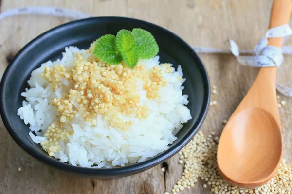 Варёный рис и хинуа — стоковое фото