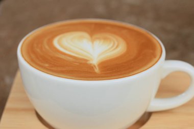 Ahşap üzerinde sıcak kahve