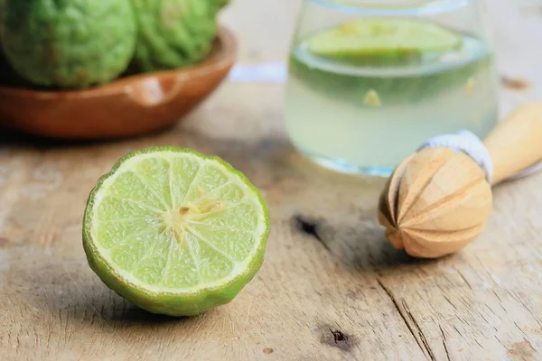 Kaffir Limette mit Saft — Stockfoto