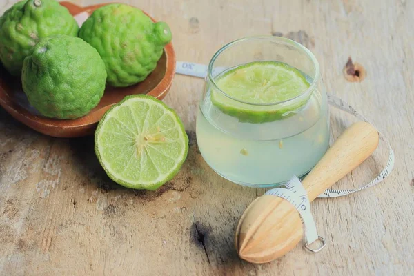 Kaffir Limette mit Saft — Stockfoto