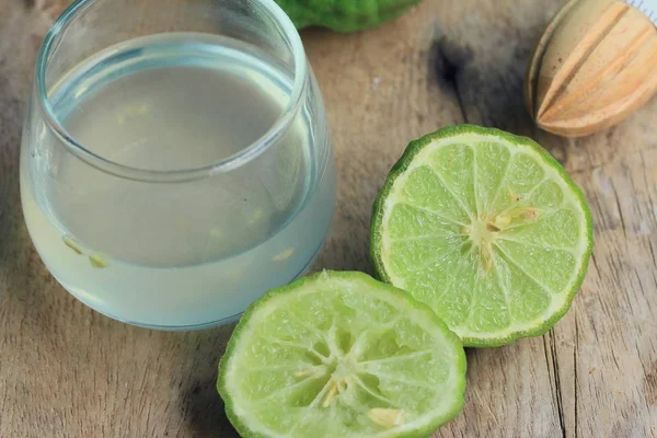 Kaffir Limette mit Saft — Stockfoto