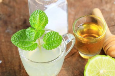 Güney Afrika'da bir kabile kireç bal ile