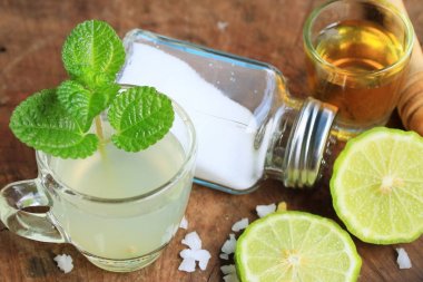 Güney Afrika'da bir kabile kireç bal ile