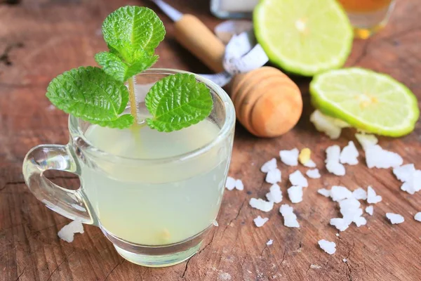 Kaffir-Limette mit Honig — Stockfoto