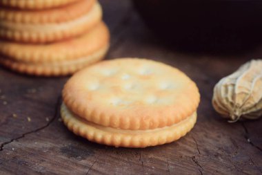 Kraker ve fıstık ezmesi