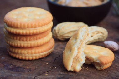 Kraker ve fıstık ezmesi