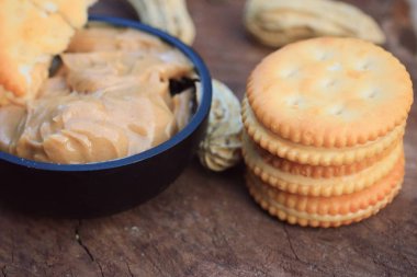 Kraker ve fıstık ezmesi