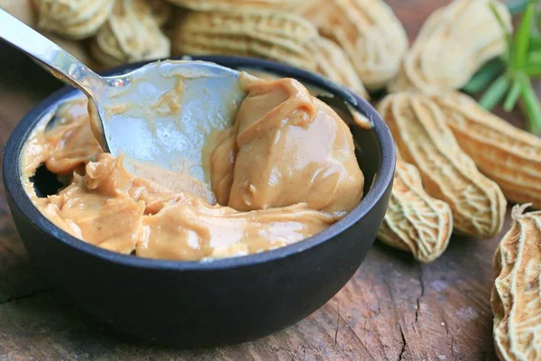 Mantequilla de cacahuete y cacahuetes cocidos — Foto de Stock