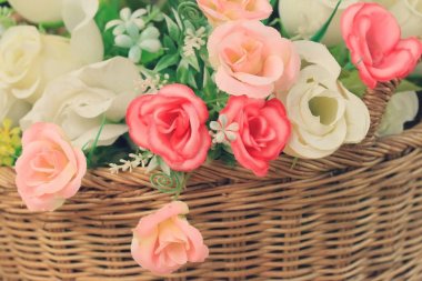 Sepet içinde yapay gül