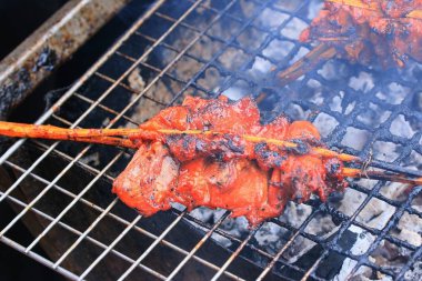 Piyasada ızgara tavuk