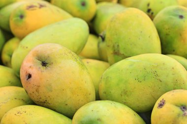 piyasada olgun mango