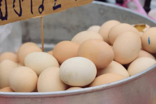 Gekookte kip op de markt — Stockfoto