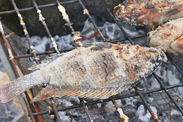 Poisson au sel grillé au marché — Photo