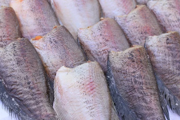 Suszone ryby na rynku — Zdjęcie stockowe