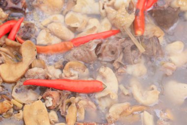 Baharatlı domuz ekşi çorbası