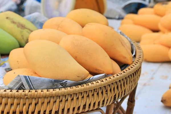 Mango maturo al mercato — Foto Stock