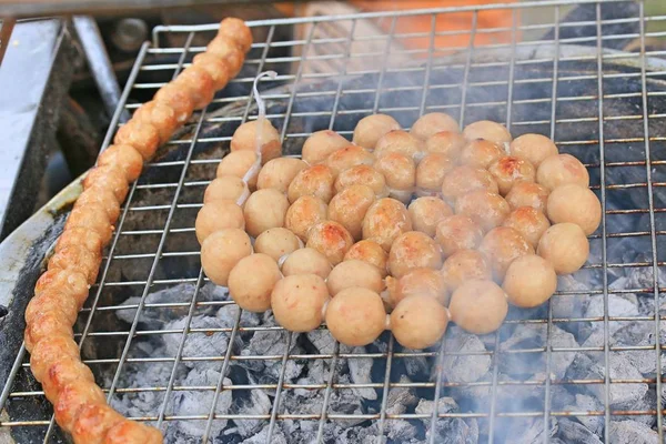 Saucisses barbecue sur le marché — Photo