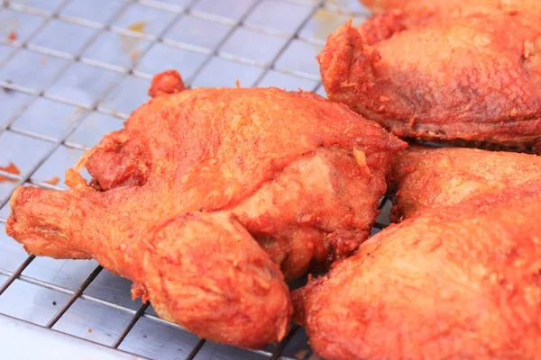 Pollo frito en el mercado —  Fotos de Stock