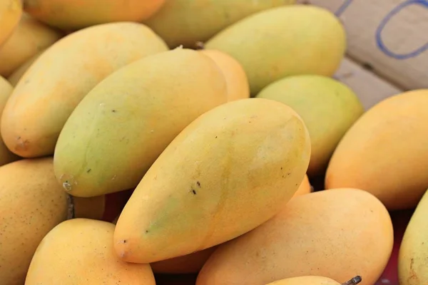 Rijpe mango op de markt — Stockfoto
