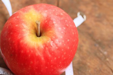 ahşap üzerinde kırmızı elma