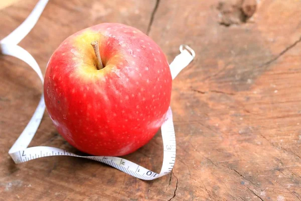 Czerwone jabłko na drewniane — Zdjęcie stockowe