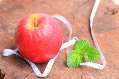 ahşap üzerinde kırmızı elma