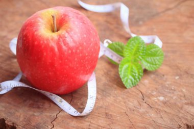 ahşap üzerinde kırmızı elma