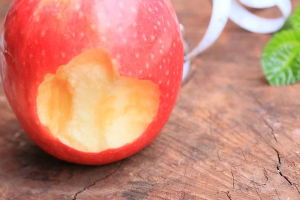 Roter Apfel auf Holz — Stockfoto