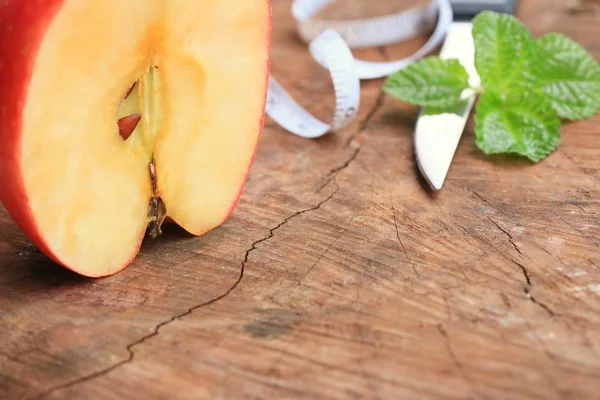 Manzana roja sobre madera —  Fotos de Stock