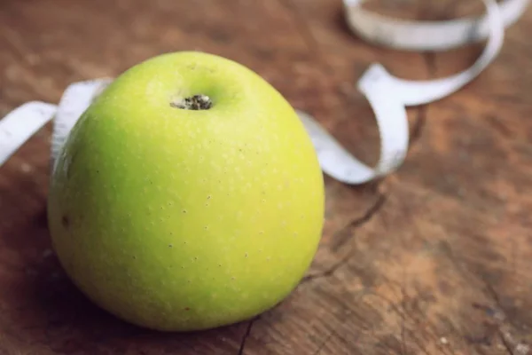 Manzana verde sobre madera —  Fotos de Stock