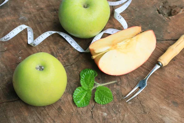 Manzana verde sobre madera —  Fotos de Stock