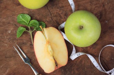 ahşap üzerinde yeşil elma