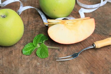 ahşap üzerinde yeşil elma