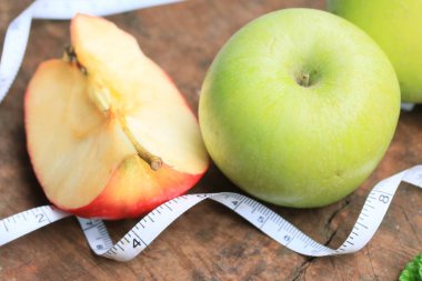 ahşap üzerinde yeşil elma