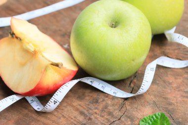 ahşap üzerinde yeşil elma