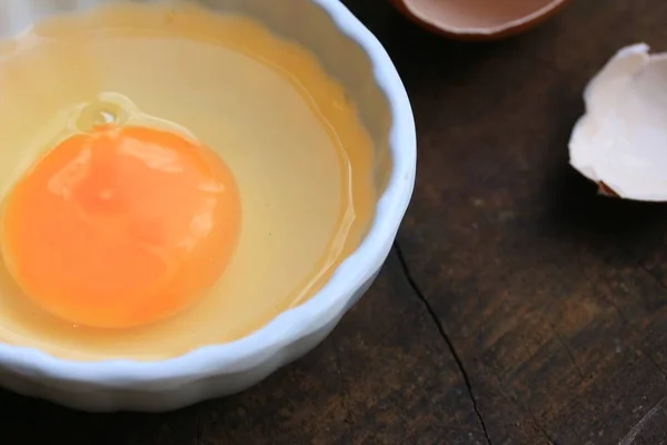 Яичный желток со свежим — стоковое фото