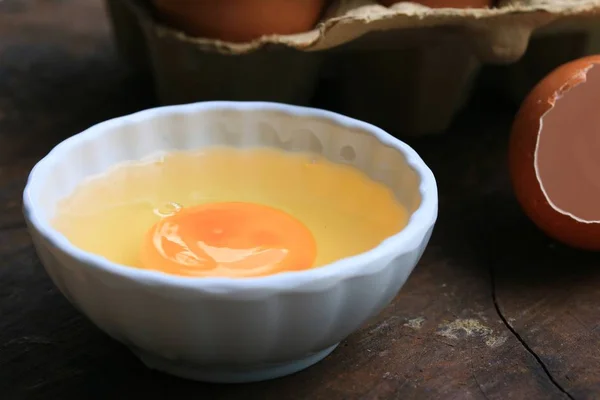 Яичный желток со свежим — стоковое фото