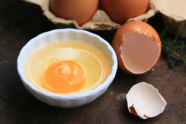 Yema de huevo con fresco —  Fotos de Stock