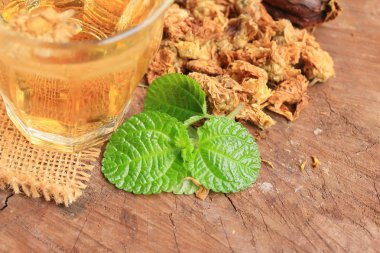 Chrysanthemum çayı ve kurutulmuş