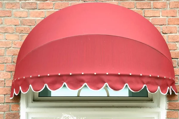 Vintage binasında kırmızı tente